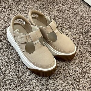 UGG EZ Duzzit Platform T strap